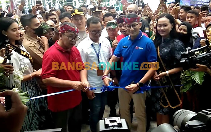 Menteri Pariwisata dan Ekonomi Kreatif, Sandiaga Salahuddin Uno, saat menggunting pita dalam rangka meresmikan objek wisata The Carnival Nganjuk. Foto: BAMBANG DWI JULIANTO/BANGSAONLINE