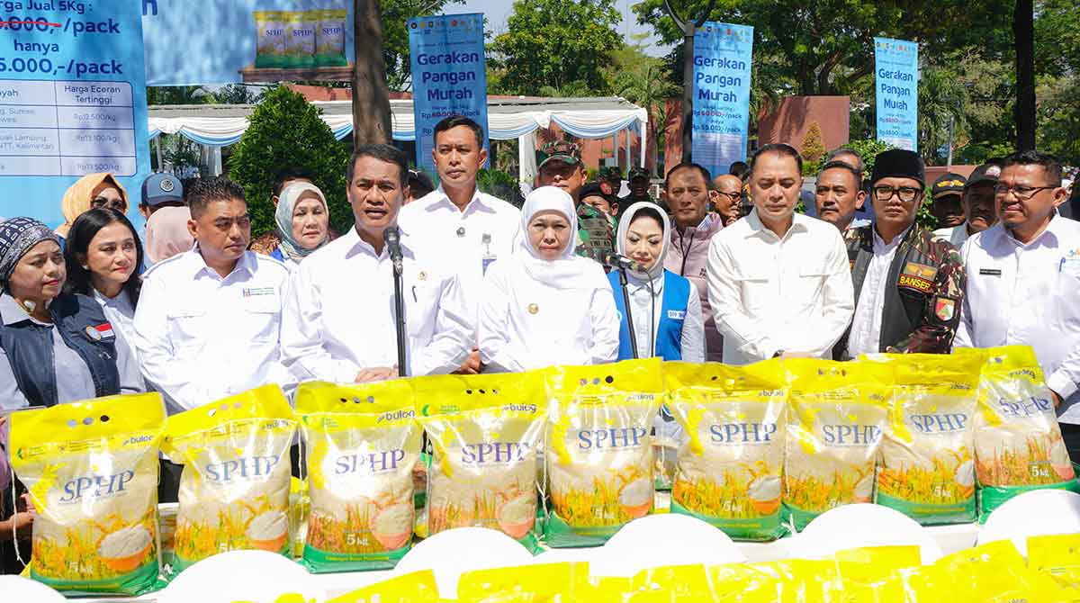 Gubernur Khofifah saat bersama Menteri Pertanian dalam Gerakan Pangan Murah yang digelar serentak.