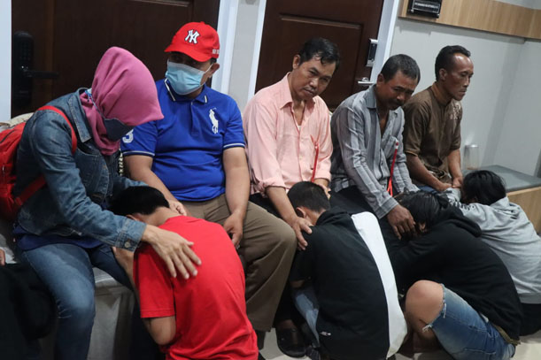 Para ABG sungkem kepada orangtuanya setelah diamankan Polres Gresik akibat terlibat tawuran.