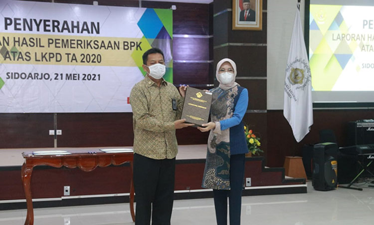 Bupati Tantri saat menerima Predikat Opini WTP dari BPK RI Perwakilan Jawa Timur. (foto: ist)