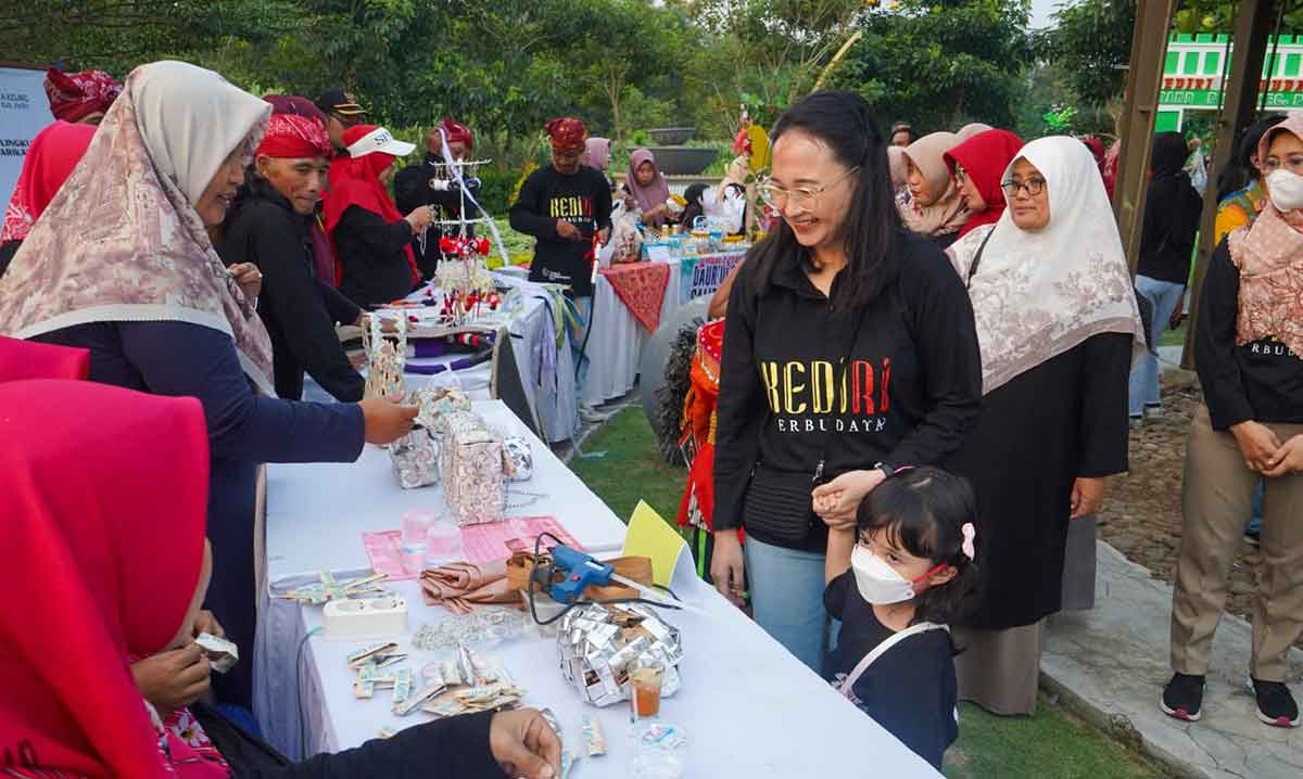 Bersama Putrinya Lihat Lomba Daur Ulang, Mbak Cicha Dorong Gaya Hidup Minim Sampah