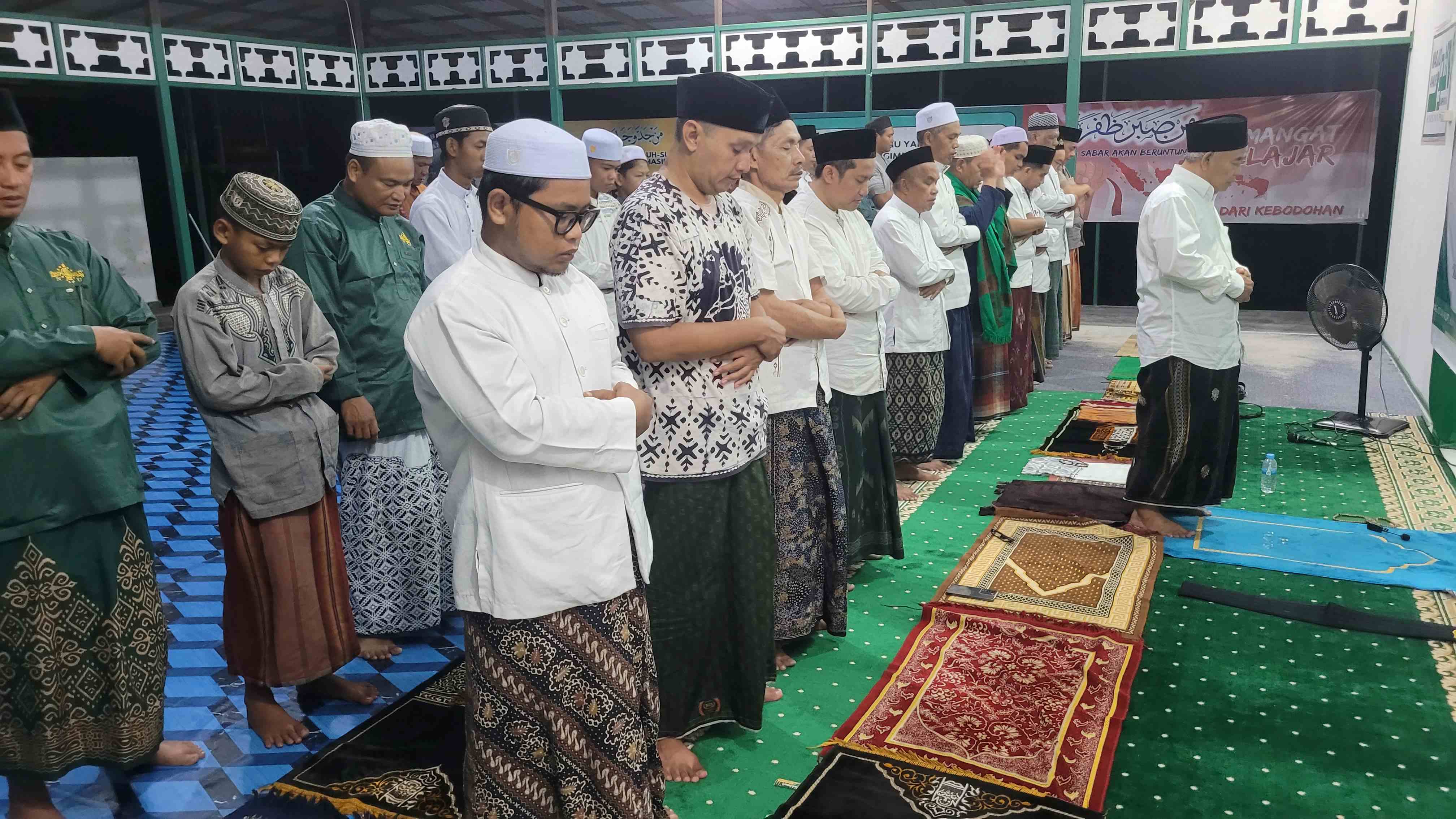 Prof Dr KH Asep Saifuddin Chalim dan rombongan, pengurus NU serta santri saat shalat malam dan shalat witir di Masjid An Nur Pondok Pesantren Kampung NU Amanatul Ummah Humbang Raya Kapuas Kalimantan Tengah (Kalteng), Selasa (14/10/2025). Foto: M. Mas