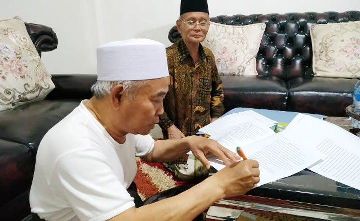 Kiai Asep Serahkan Wakaf Tanah Markas Besar Oelama (MBO) Jatim ke PBNU