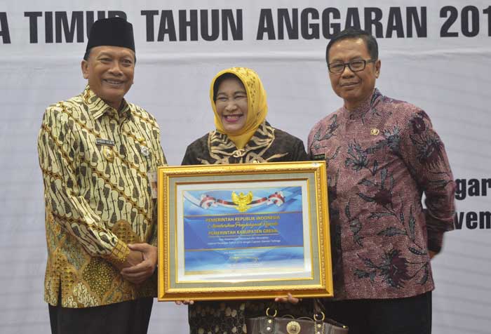 Bupati Sambari HR bersama Sekda Kng. Djoko Sulistio Hadi dan Kepala BPPKAD Yetty Sri Suparyati memamerkan opini WTP dari Kemenkeu.
