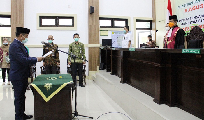 Ketua Pengadilan Negeri Bangil Akhmad Fazrinnoor Susilo Dewantoro, S.H., M.H. melantik Tonggak Panitera baru, Jum