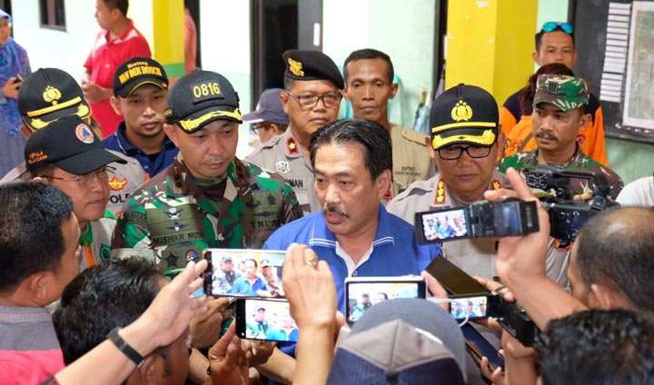 Plt. Bupati Sidoarjo Nur Ahmad Syaifuddin memberikan keterangan usai rakor.
