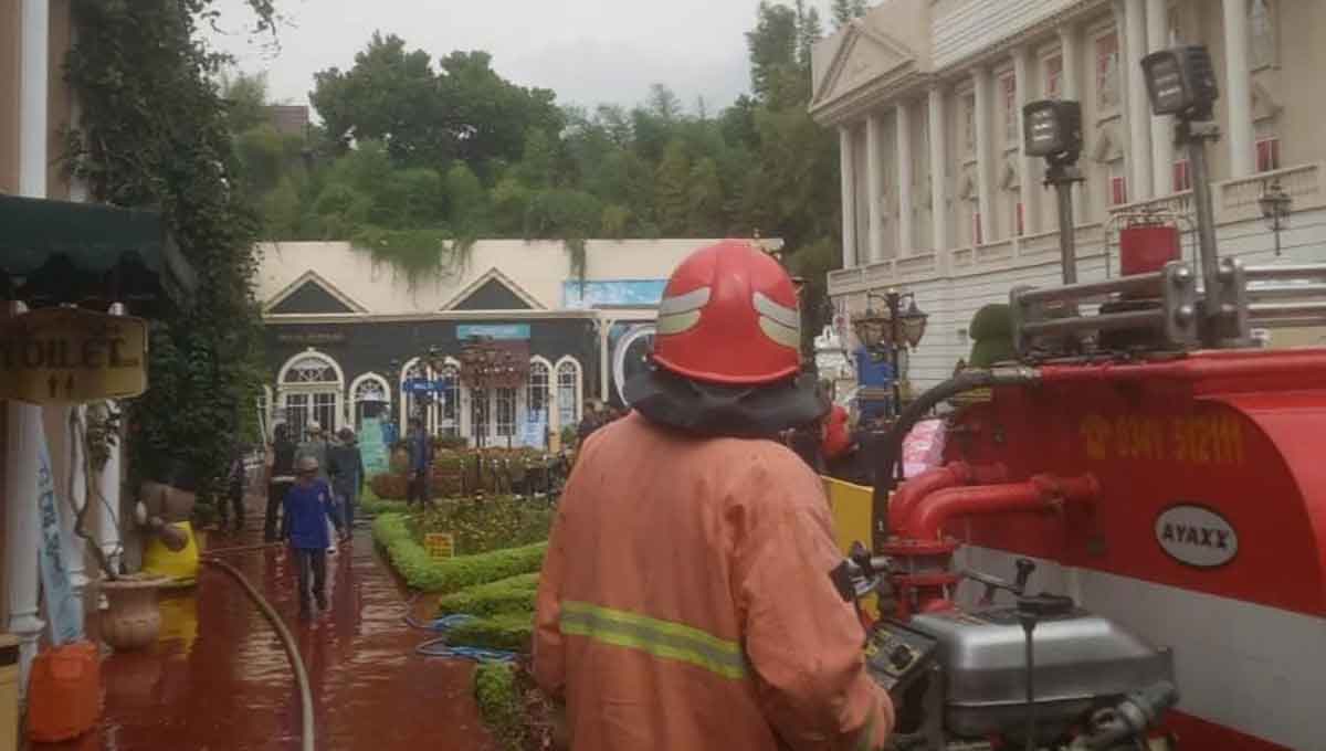 Pemadam kebakaran saat menjinakkan api yang membakar Museum Angkut, Kota Batu.