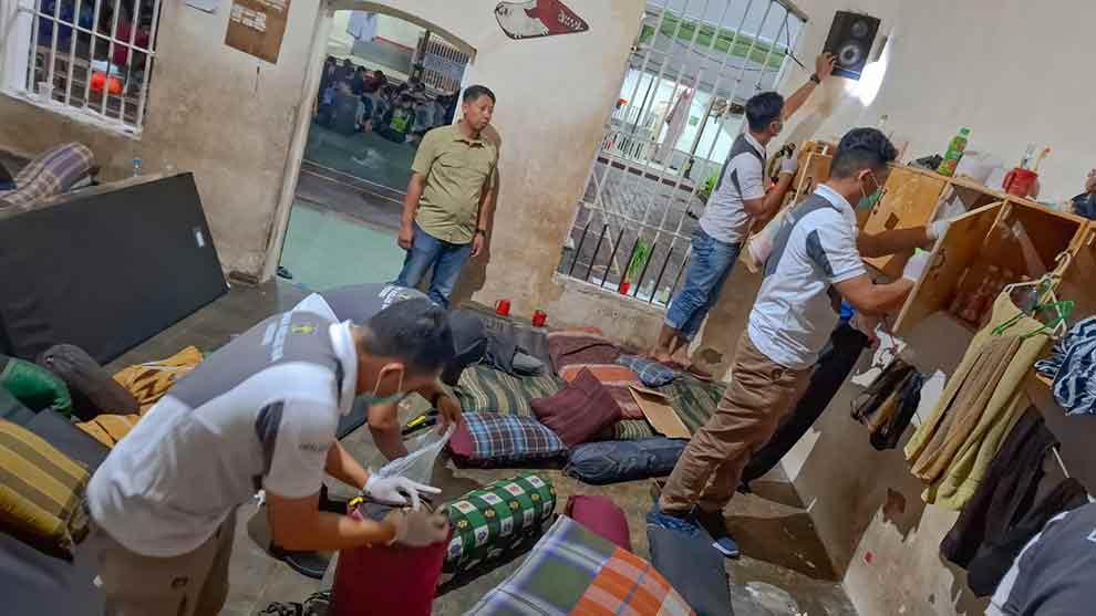 Kepala Lapas Kediri, Solichin, saat memimpin langsung jalannya razia. (Ist)