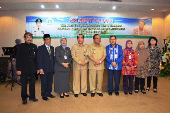 Pj Bupati Gresik, Akmal Boedianto, bersama tim juri lomba perpustakaan. foto: syuhud/BANGSAONLINE