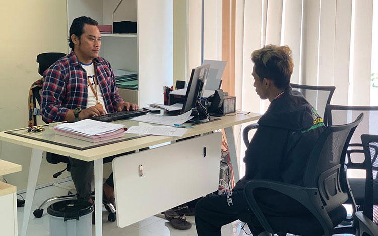 Tersangka saat berada di Mapolresta Sidoarjo.
