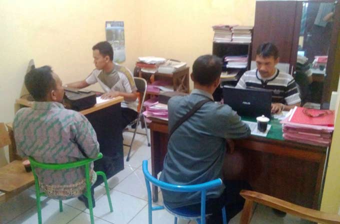 Tersangka (baju batik) Legi Seniman Jaya (48) saat diperiksa di Mapolsek Panji Situbondo.