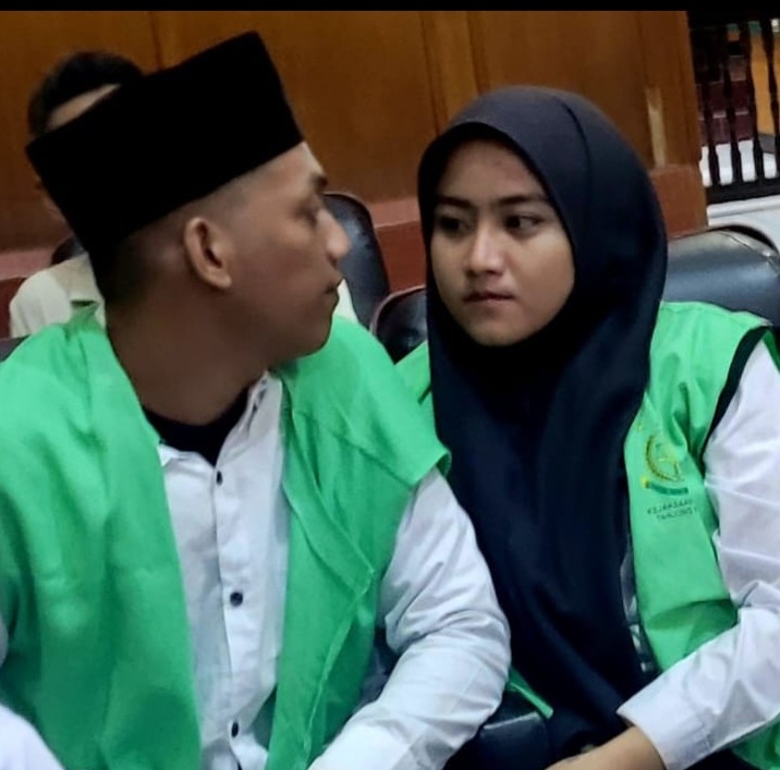 Pasutri terdakwa pencurian motor saat saling tatap di ruang sidang PN Surabaya
