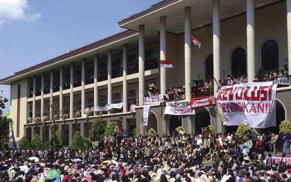Ribuan mahasiswa menggelar demonstrasi di Rektorat Universitas Gajah Mada (UGM) pada Hari Pendidikan Nasional, di Kampus UGM, Yogyakarta, Senin (2/5). 