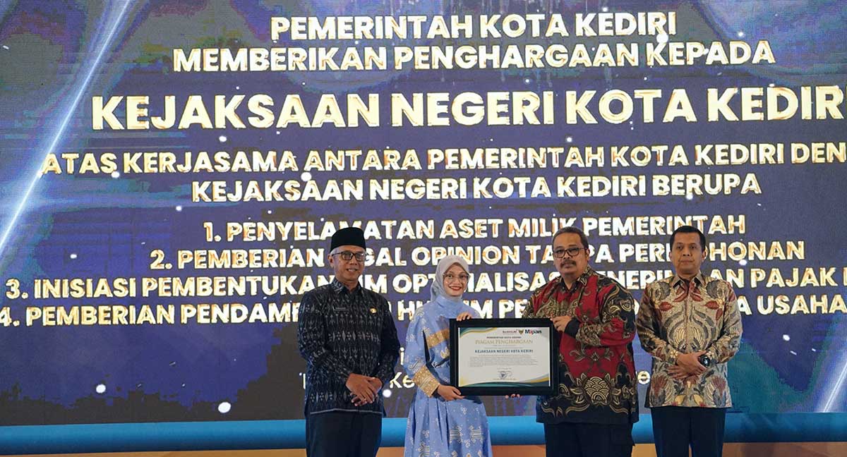 Wali Kota Kediri saat memberikan penghargaan ke Kejaksaan. Foto: Ist