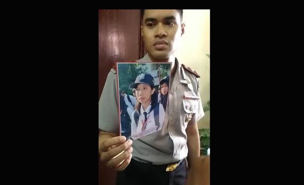 Polisi menunjukan foto Faradina Ilma, PNS Pemprov Jatim yang meninggalkan rumah kosnya tanpa pamit. 