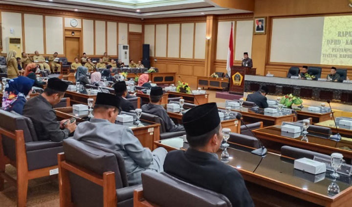 Sidang paripurna RAPBD 2020 di ruang paripurna DPRD Gresik. foto: SYUHUD/ BANGSAONLINE