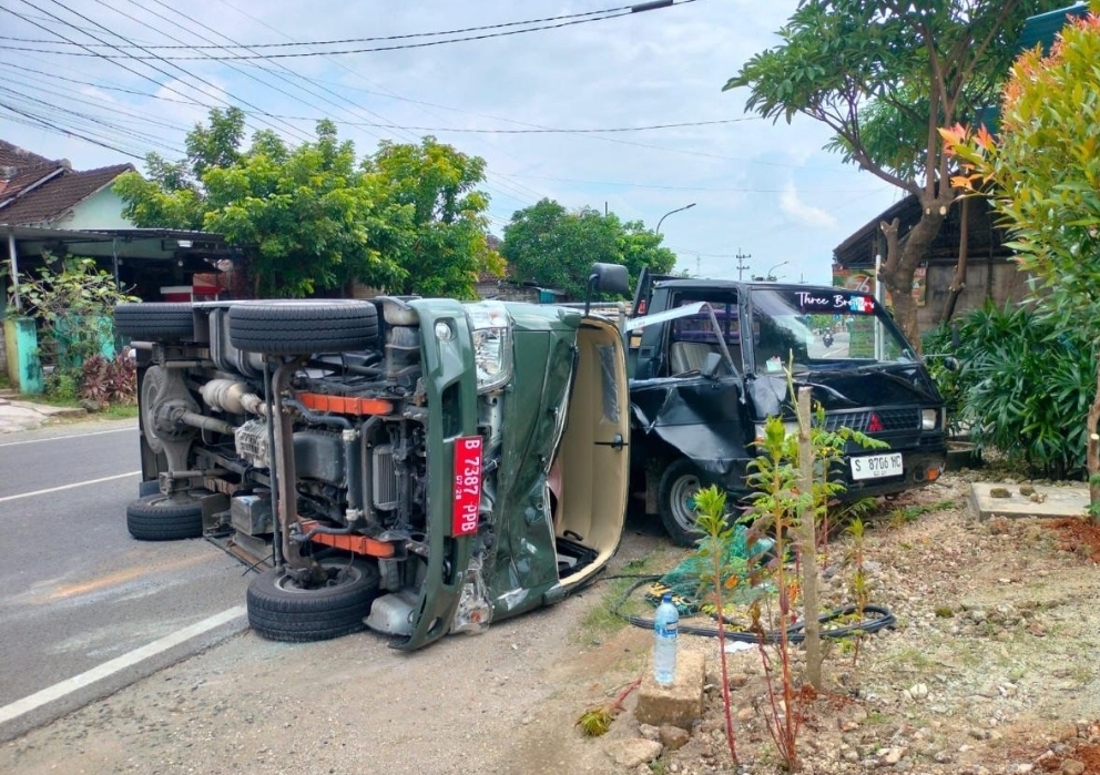 Kondisi Mobil Transpas Lapas Tuban yang terguling