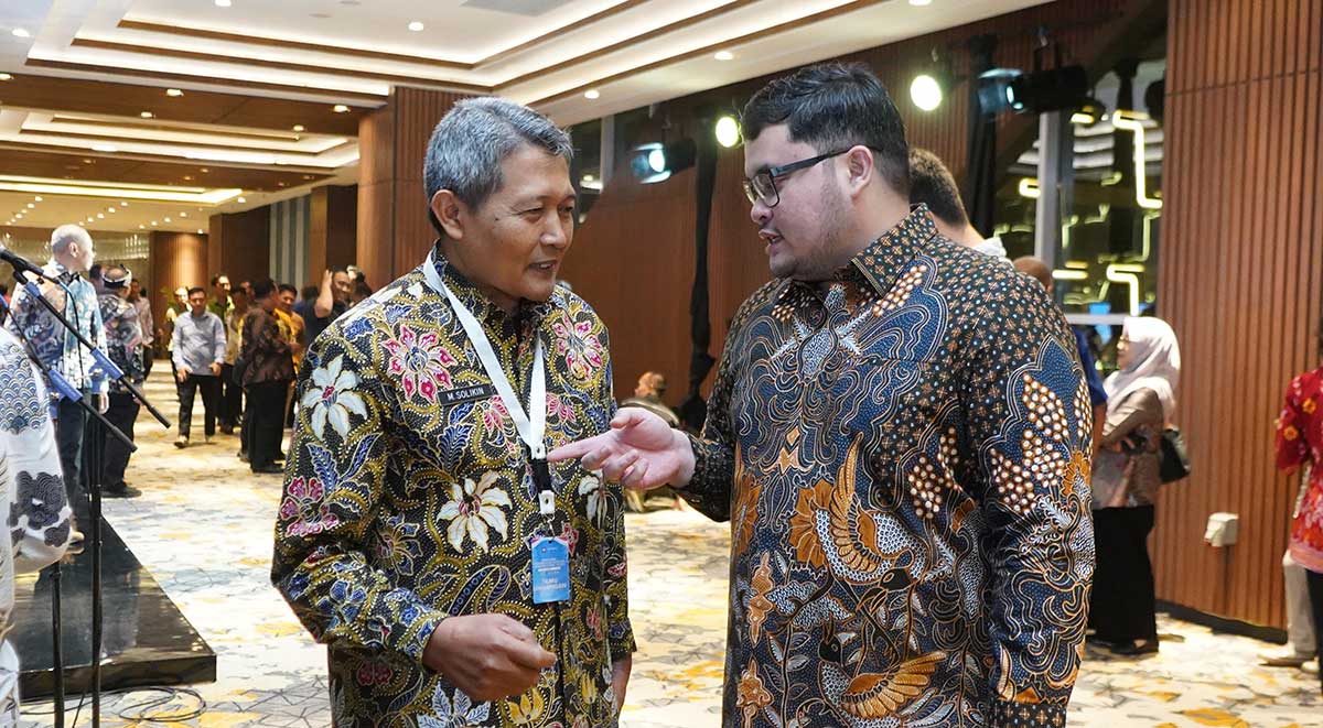 Bupati Kediri (kanan) ketika berbincang dengan Sekdakab Kediri. Foto: Ist