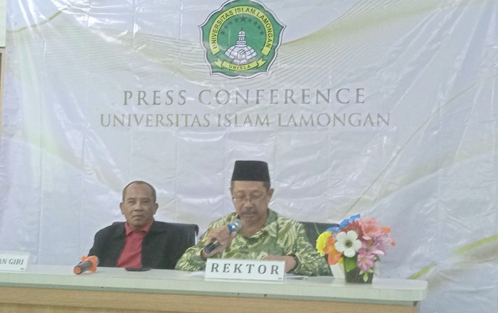 Rektor Unisla, Bambang Mulyono saat memberikan keterangan persnya.
