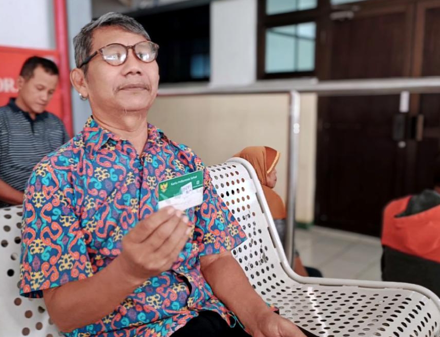 Bambang Subagyo saat menunjukkan kartu kepesertaan JKN