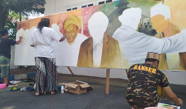 Peringati Hari Santri, Komunitas Pelukis Jombang Lukis Sejarah Resolusi Jihad