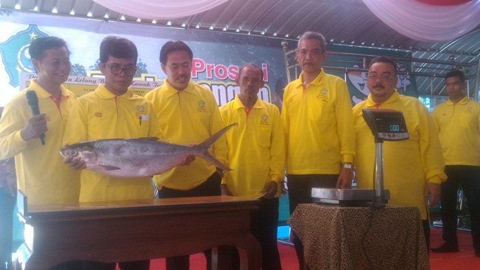 JUMBO: Wabup didampingi Kadis Perikanan M Sholeh dan Sekretaris M Bachruni Ariyawan, saat prosesi timbang bandeng kawak, Kamis (28/2). foto: MUSTAIN/ BANGSAONLINE
