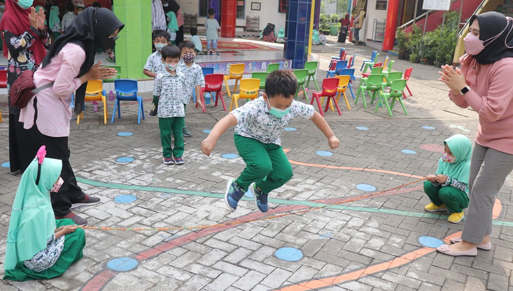 Suasana saat kegiatan Teaching Challenge for Parents yang digelar KB-TK Al Muslim Sidoarjo. Foto: Ist
