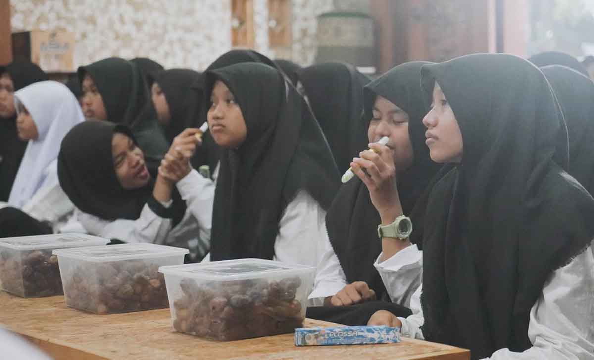 Sejumlah santri terlihat senang usai menerima Plossa.