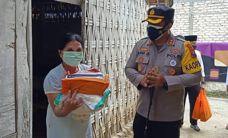 PPKM Darurat, Kapolres Pamekasan dan Tokoh Agama Blusukan Bagikan Sembako untuk Warga Terdampak