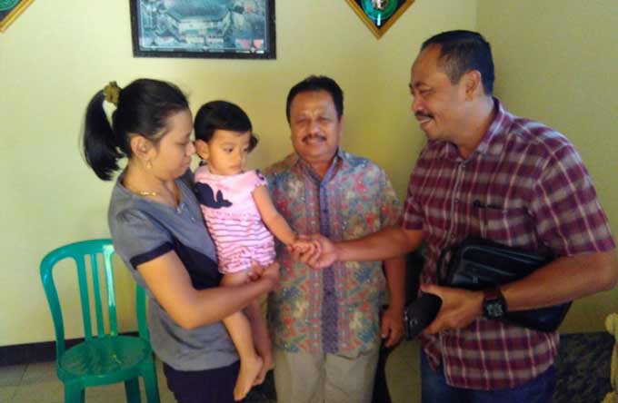 Aisyah (2) bersama kedua orangtuanya. foto: AKINA/ BANGSAONLINE