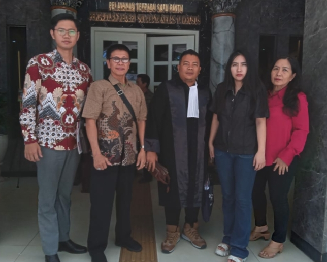 Terdakwa didampingi keluarga dan pengacaranya setelah sidang