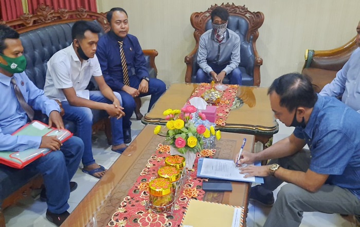 Tim Kuasa Hukum Prayogo Laksono saat diterima Ketua DPRD Nganjuk Tatit Heru Tjahyono di ruang kerjanya. foto: BAMBANG/ BANGSAONLINE