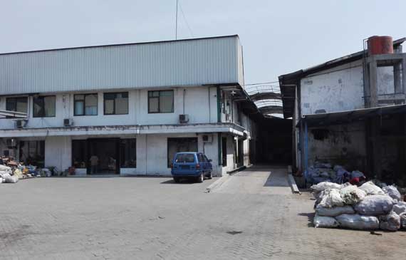 PT Pradipta Perkasa Makmur yang memroduksi sandal berlafadz Allah, di KM 33,2 Jalan Raya Wringinanom. foto: syuhud/BANGSAONLINE
