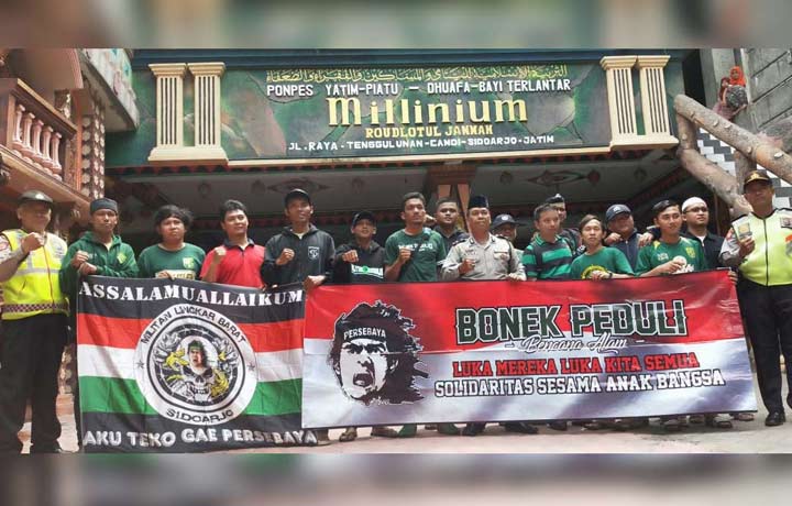 Bonek Sidoarjo foto bersama usai menyerahkan bantuan.