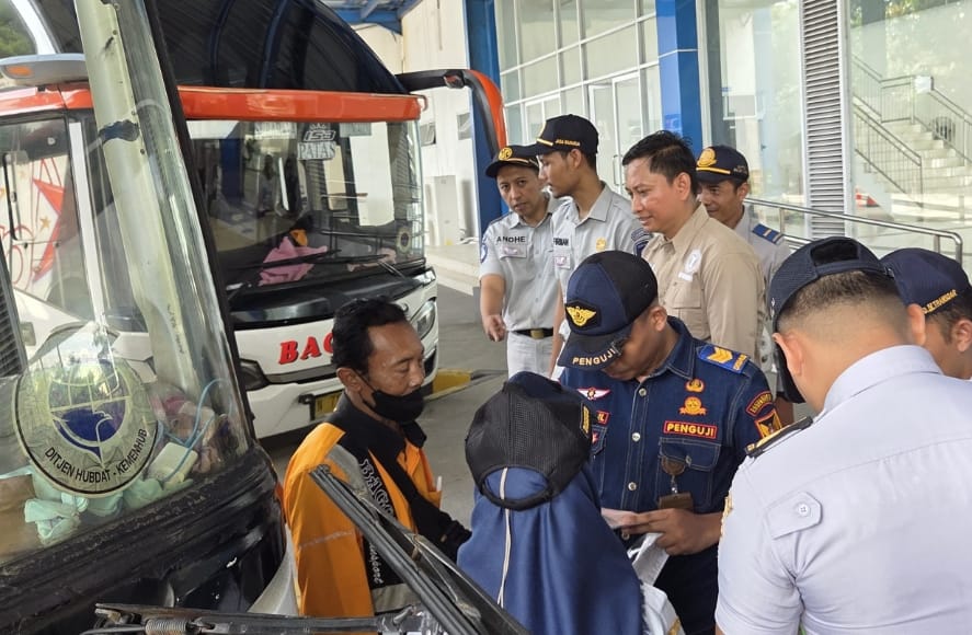 Petugas Gabungan saat melakukan Ramp ceck di Terminal Bus Tamanan, Kota Kediri. 