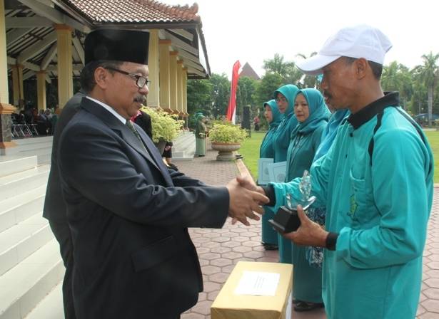 Wabup saat memberiakn penghargaan. foto: Nanang Ichwan/Harian Bangsa