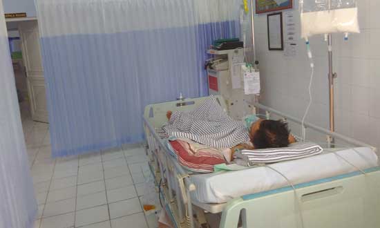 Kondisi Hadi Atmaji pasca Operasi pengakatan Proyektil. (foto: rony suhartomo/BANGSAONLINE)