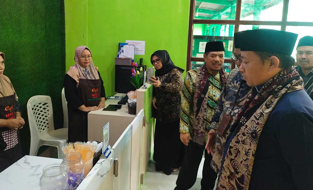 Direktur KSKK Madrasah Dirjen Pendis Kemenag RI, H. Muchammad Sidik Sisdiyanto (kanan) saat meninjau Kantin Digital Cafe Manesa.