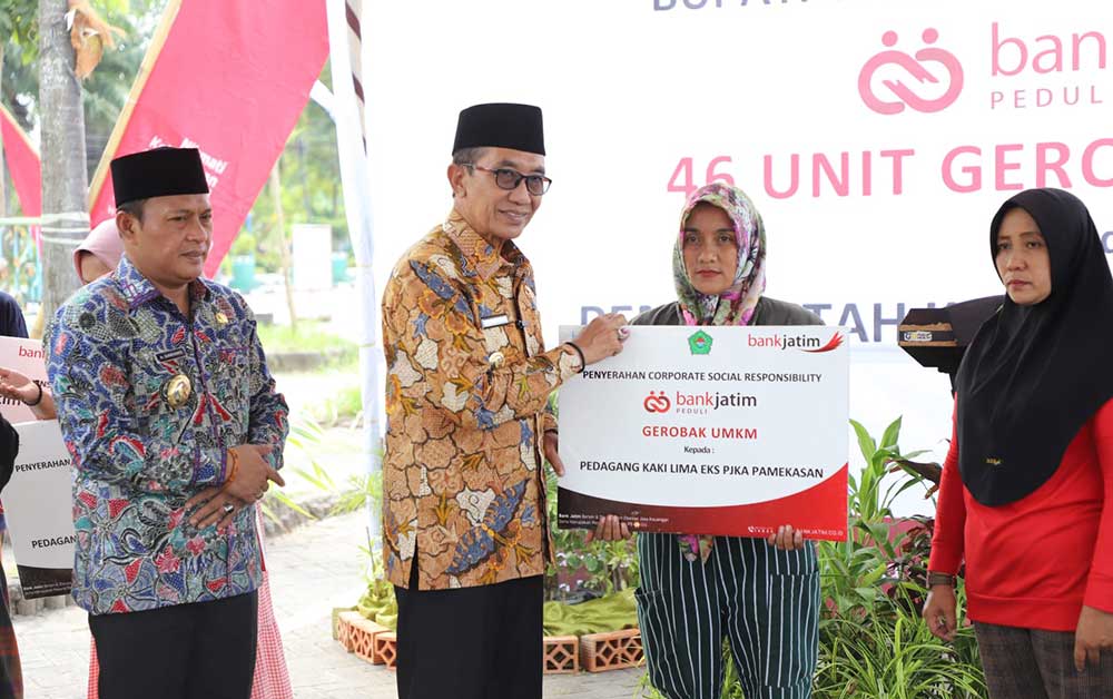 Bupati Pamekasan Serahkan Bantuan 46 Unit Gerobak dari Bank Jatim kepada PKL