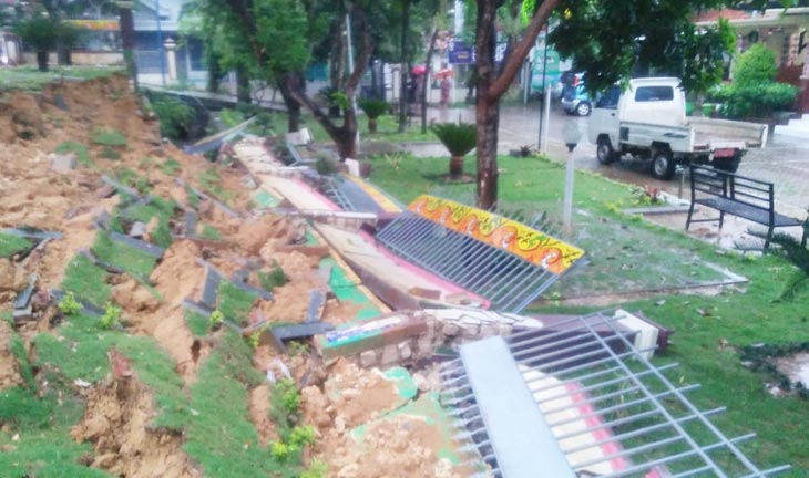 Pagar kantor Kecamatan Kota Pamekasan yang roboh akibat hujan deras.