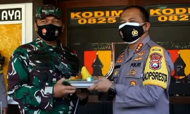 Peringati HUT ke-72 Kodam V/Brawijaya, Kapolresta Banyuwangi Beri Kejutan Dandim 0825