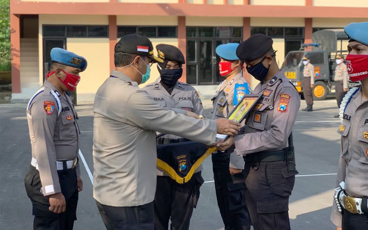 Upacara Pemberhentian Tidak Dengan Hormat (PTDH) terhadap salah seorang personel Polres Bojonegoro atas nama Jayusman. 