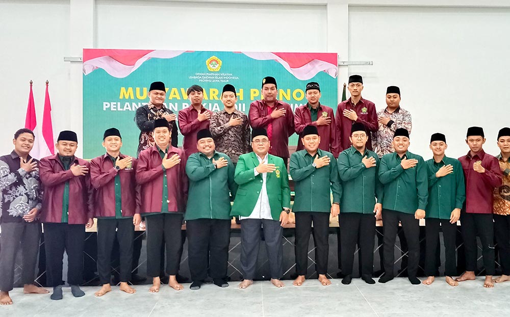 Asyhari Eko Prayitno (depan, dua dari kiri) dan jajaran pengurus lainnya, usai dilantik sebagai Wakil Ketua Pemuda LDII Jawa Timur. Foto: Ist.