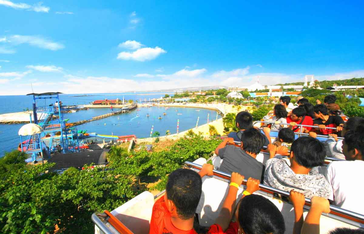 Pengunjung wisata di wilayah pantura, Lamongan. 