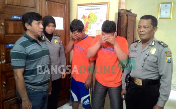 Dua tersangka saat diamankan di Mapolsk Pagu, kabupaten Kediri. foto: dendi martoni/ BANGSAONLINE