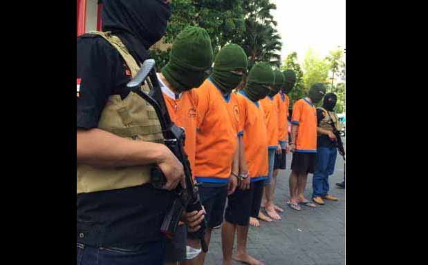 Para tersangka jaringan bandar Internasional. foto: ekoyono/BANGSAONLINE