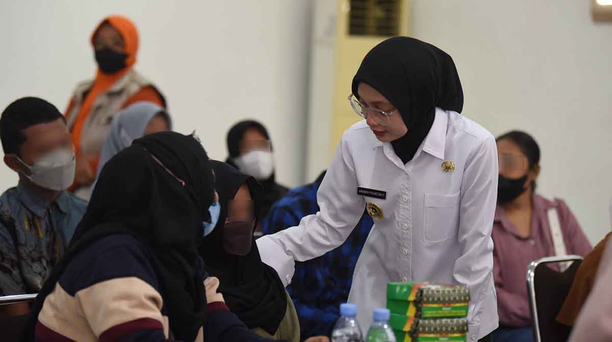 Wali Kota Kediri saat menyapa salah satu anak berhadapan dengan hukum. Foto: Ist