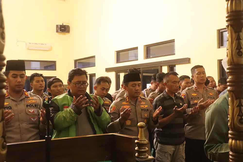 Kapolres Probolinggo bersama ojol saat gelar doa bersama.