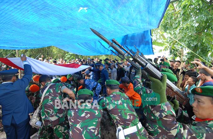 Prosesi pemakaman secara militer Serma Khudori di Tempat Pemakaman Umum (TPU) Desa Pulogedang. foto: RONY SUHARTOMO/ BANGSAONLINE
