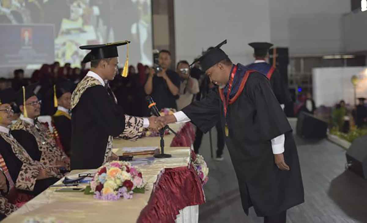 Rektor Universitas Trunojoyo Madura, Safi, saat mewisuda salah satu mahasiswa.